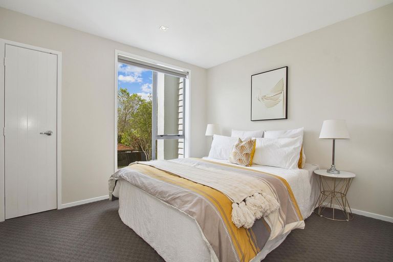 Photo of property in 4a Korotaha Terrace, Rothesay Bay, Auckland, 0630