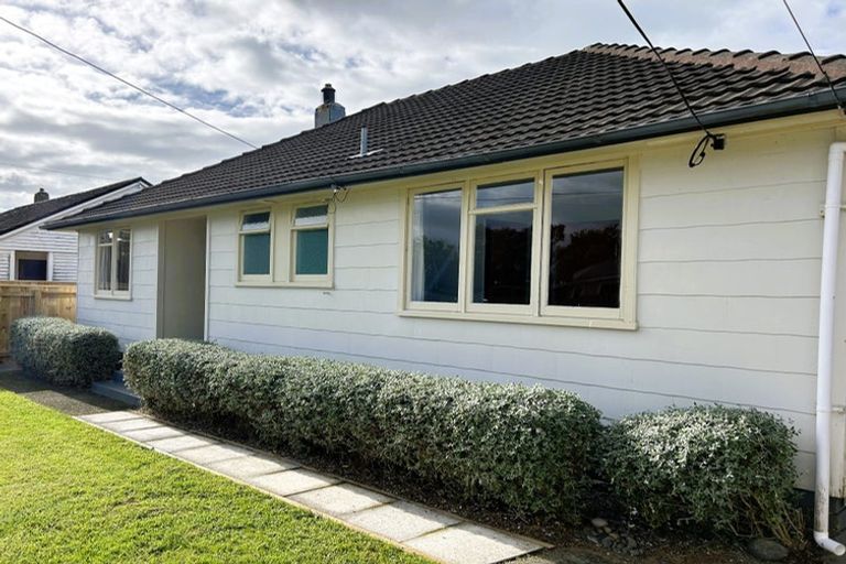 Photo of property in 19 Miro Street, Merrilands, New Plymouth, 4312