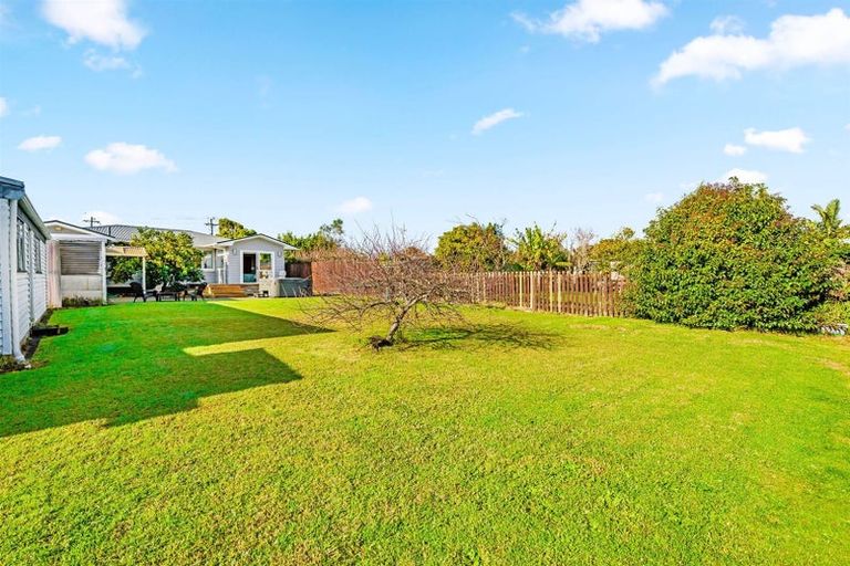 Photo of property in 4 Rixon Place, Te Atatu Peninsula, Auckland, 0610