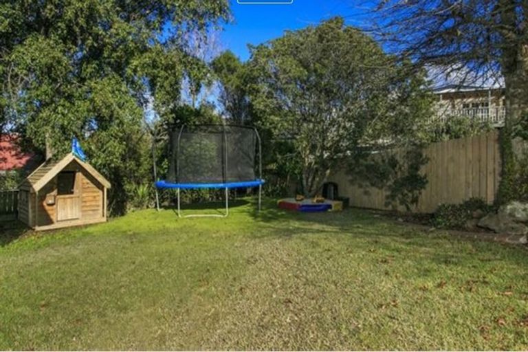 Photo of property in 12 Thalia Place, Totara Vale, Auckland, 0629