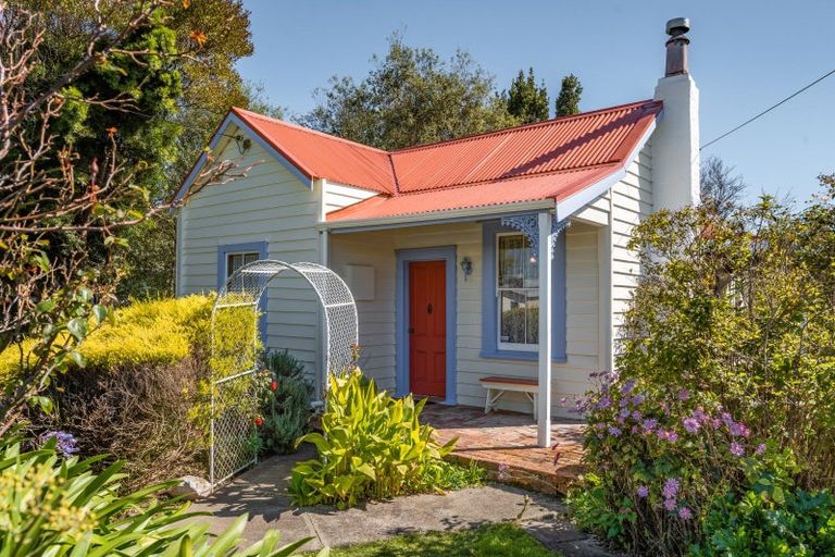 Photo of property in 17 Cambridge Road, Martinborough, 5711
