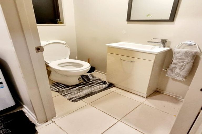 Photo of property in 2/29 Kemp Road, Massey, Auckland, 0614