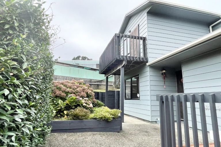 Photo of property in 17 Blethyn Place, Te Atatu South, Auckland, 0610