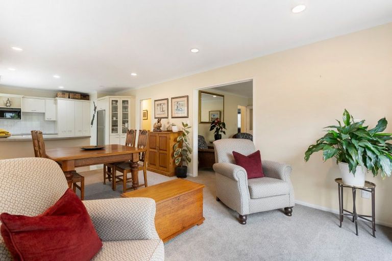 Photo of property in 2/52 Uxbridge Road, Mellons Bay, Auckland, 2014
