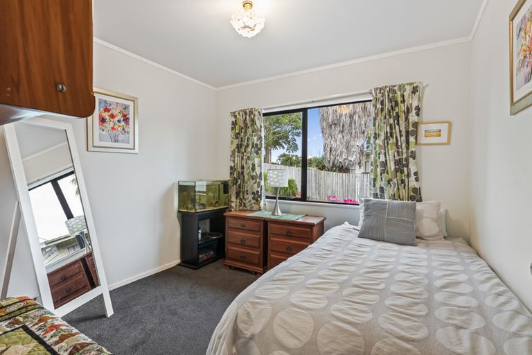 Photo of property in 3 Lantana Road, Green Bay, Auckland, 0604
