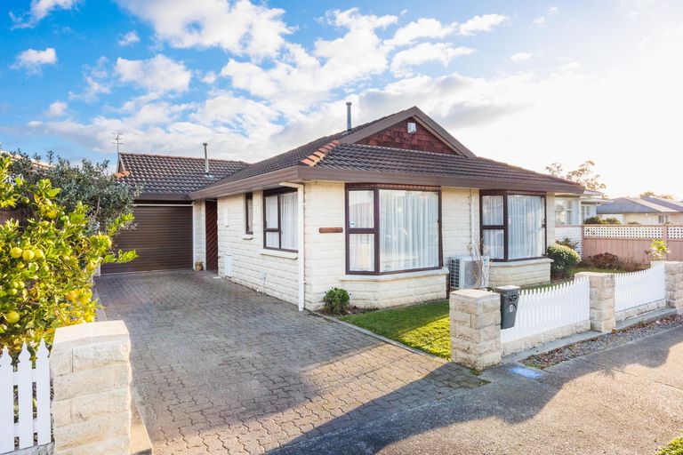 Photo of property in 1 Wincanton Place, Awapuni, Palmerston North, 4412