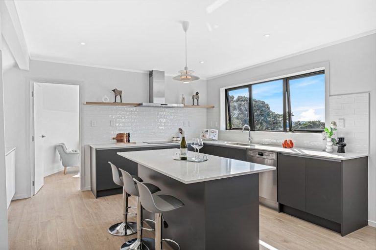 Photo of property in 2/14 Clifton Road, Waiake, Auckland, 0630