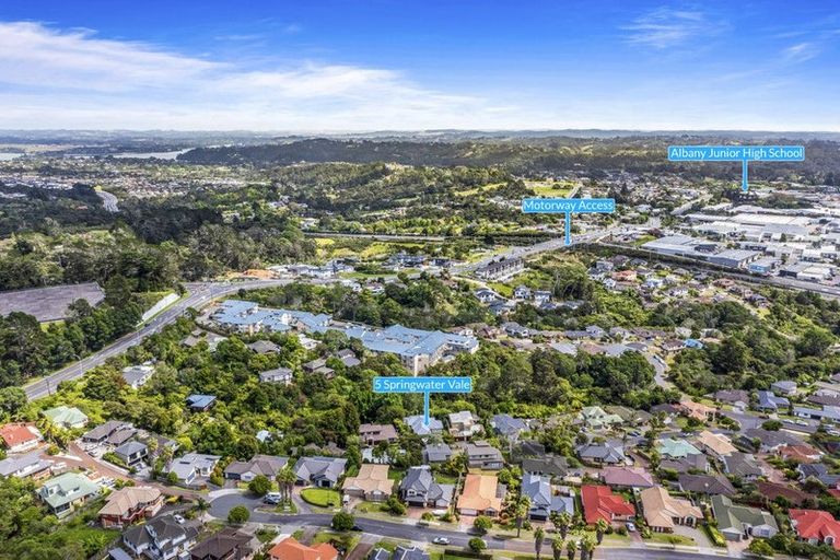 Photo of property in 5 Springwater Vale, Unsworth Heights, Auckland, 0632