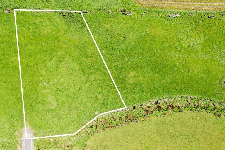 Photo of property in 7104 South Road, Warea, New Plymouth, 4381
