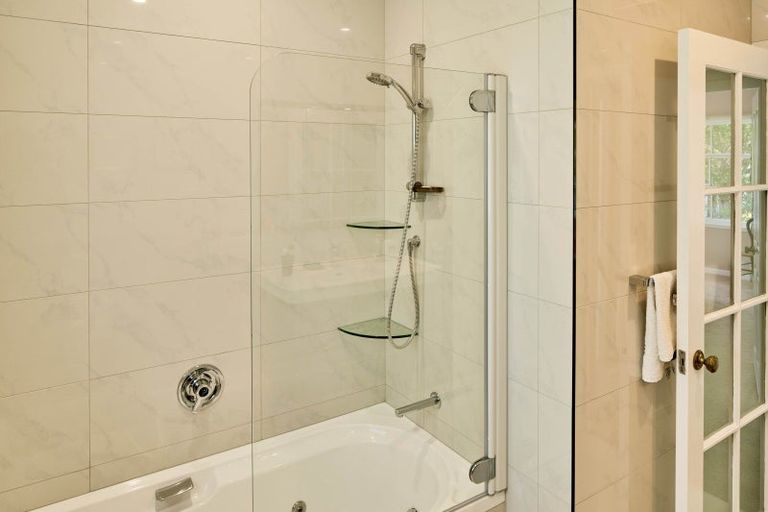 Photo of property in 100 Cheviot Road, Lowry Bay, Lower Hutt, 5013