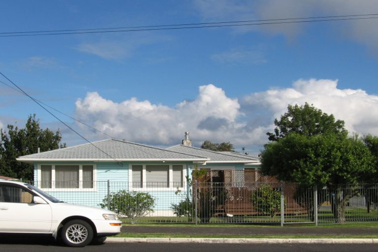 Photo of property in 32 Gloria Avenue, Te Atatu Peninsula, Auckland, 0610
