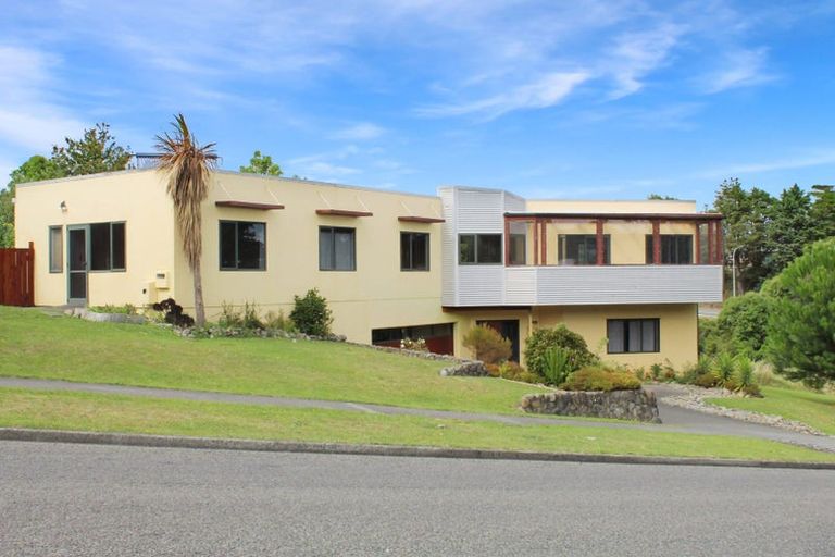 Photo of property in 8 Ruapehu Drive, Fitzherbert, Palmerston North, 4410