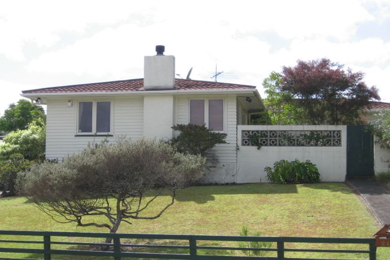 Photo of property in 21 Paragon Avenue, Beach Haven, Auckland, 0626