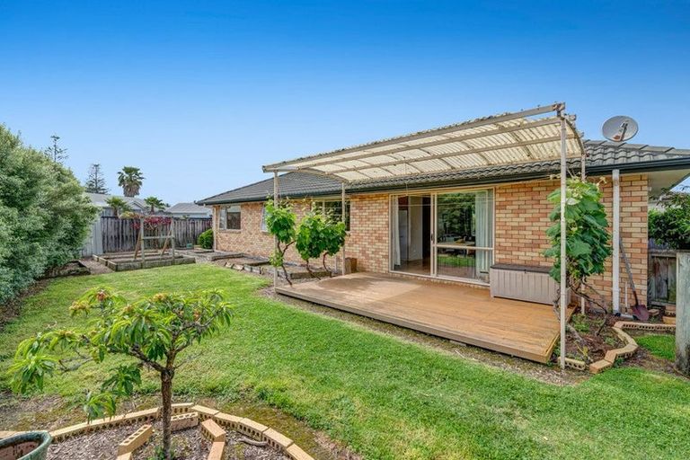 Photo of property in 17 Aitkenhead Court, Parakai, 0830