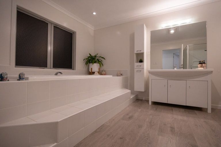 Photo of property in 100 Ruapehu Drive, Fitzherbert, Palmerston North, 4410