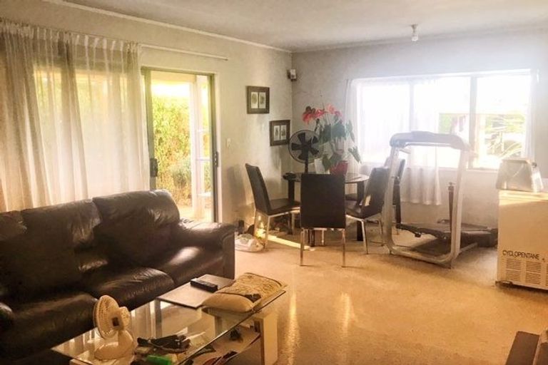 Photo of property in 6a Holman Road, Te Atatu Peninsula, Auckland, 0610
