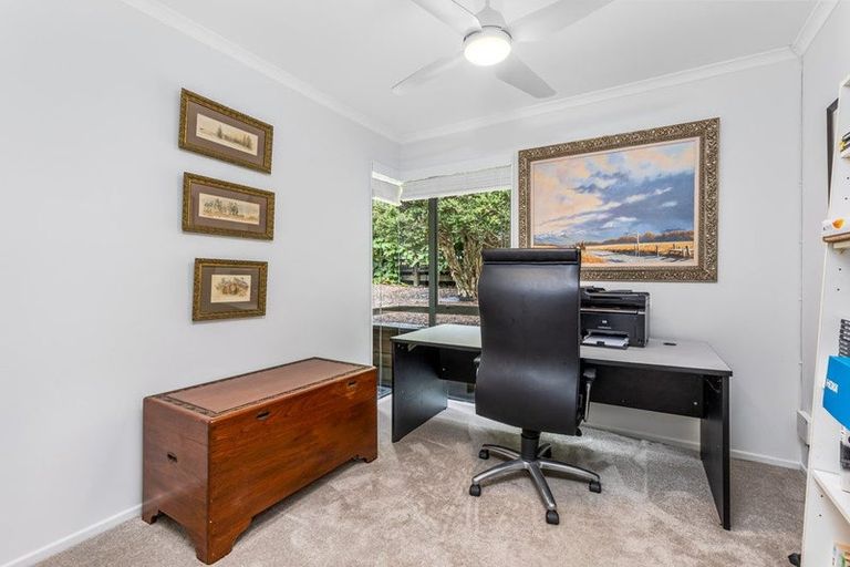 Photo of property in 5 Springwater Vale, Unsworth Heights, Auckland, 0632