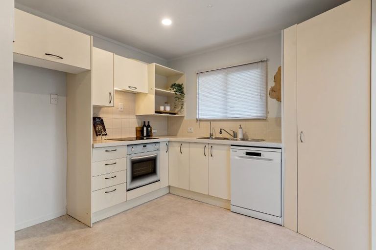 Photo of property in 2/7 Eskdale Road, Birkdale, Auckland, 0626