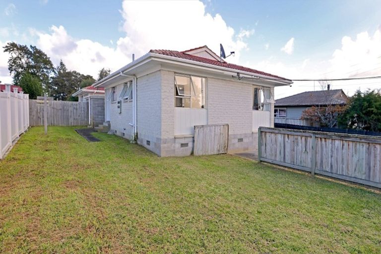 Photo of property in 1/28 Taipari Road, Te Atatu Peninsula, Auckland, 0610