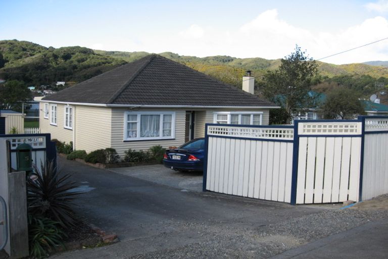 Photo of property in 5 Main Road, Wainuiomata, Lower Hutt, 5014