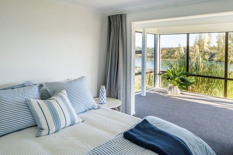 Photo of property in 20a Kahu Road, Paremata, Porirua, 5024