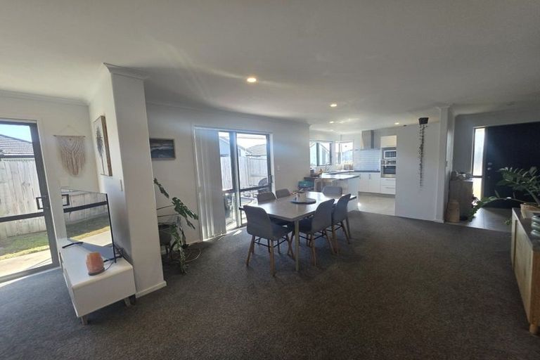 Photo of property in 28 Komata Crescent, Papamoa Beach, Papamoa, 3118