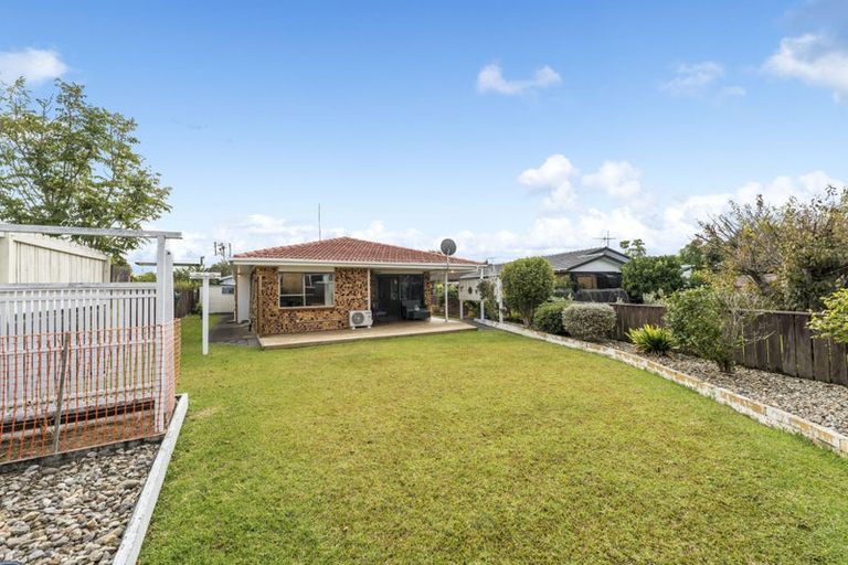 Photo of property in 2/9 Annette Avenue, Te Atatu South, Auckland, 0610