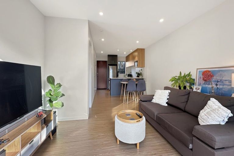 Photo of property in 4/17 Rewarewa Road, Te Atatu Peninsula, Auckland, 0610