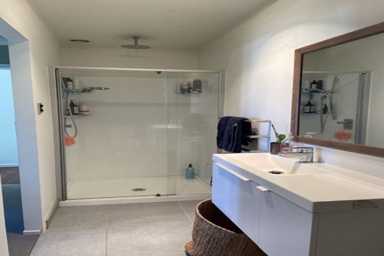 Photo of property in 28 Harbour View Road, Te Atatu Peninsula, Auckland, 0610