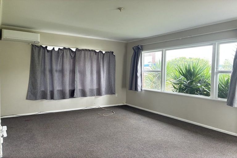Photo of property in 2/468 Swanson Road, Ranui, Auckland, 0612
