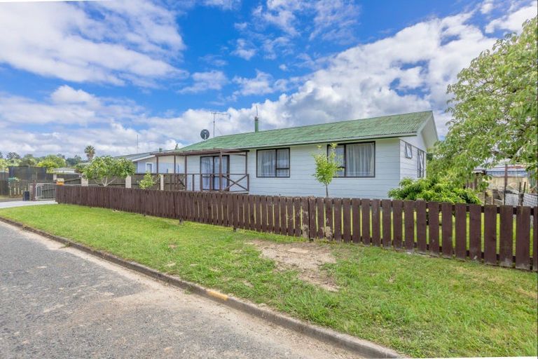 Photo of property in 1 Latham Stubbs Crescent, Waipawa, 4210