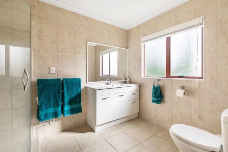 Photo of property in 13 Onemana Way, Te Atatu Peninsula, Auckland, 0610