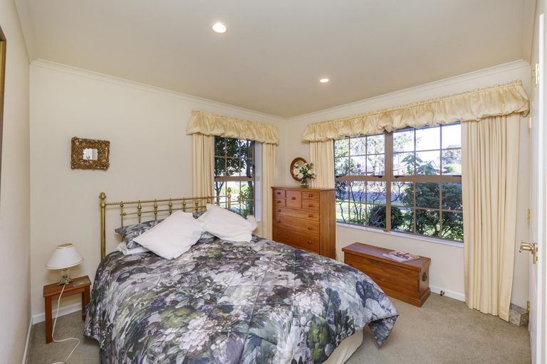 Photo of property in 1 The Oaks, Awapuni, Palmerston North, 4412