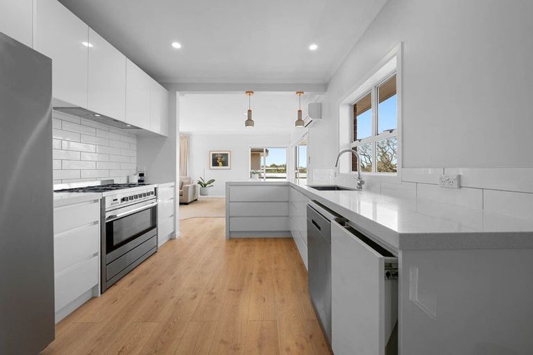 Photo of property in 29 Glenfern Road, Mellons Bay, Auckland, 2014