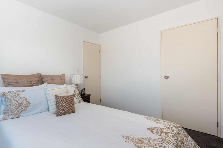 Photo of property in 9/44 Fields Parade, Oteha, Auckland, 0632