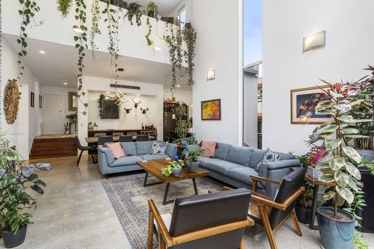 Photo of property in 11a Wernham Place, Northcote, Auckland, 0626