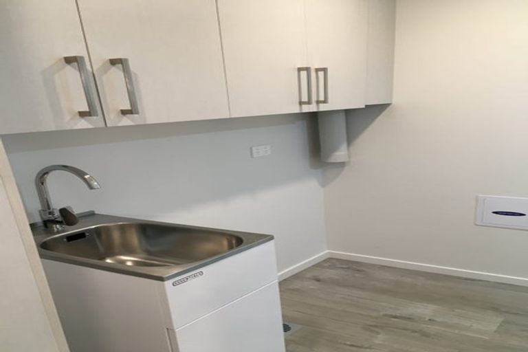 Photo of property in 2d/3 Sunnynook Road, Sunnynook, Auckland, 0620