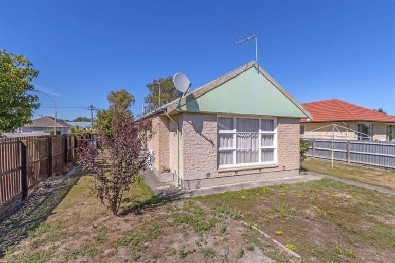 Photo of property in 1 Brookby Crescent, Avonhead, Christchurch, 8042