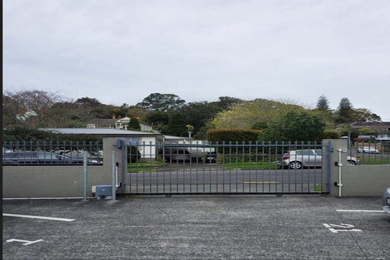 Photo of property in 2/34 Evelyn Place, Hillcrest, Auckland, 0627