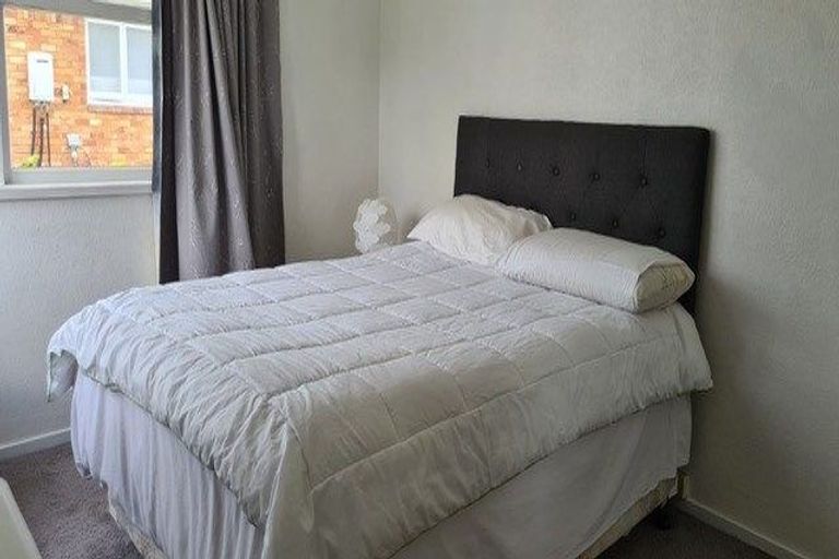 Photo of property in 2/124 Te Atatu Road, Te Atatu South, Auckland, 0610