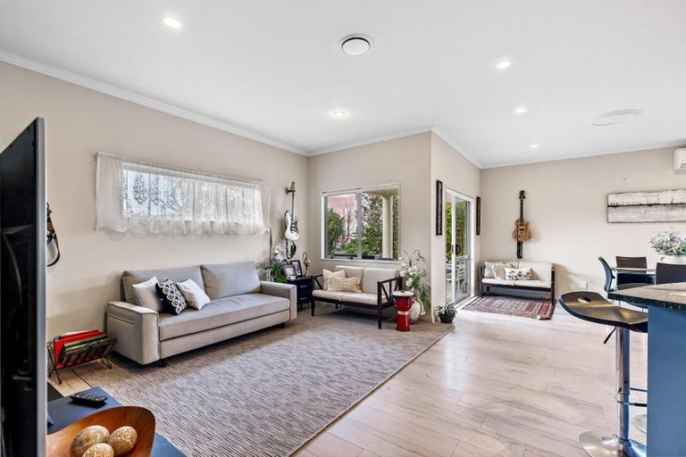 Photo of property in 21 Cinnabar Place, Westgate, Auckland, 0614