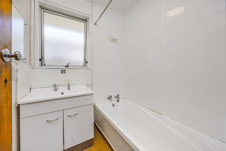 Photo of property in 11 Blanes Road, Weymouth, Auckland, 2103