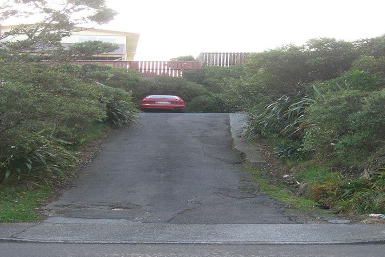 Photo of property in 23a Somes Crescent, Newlands, Wellington, 6037