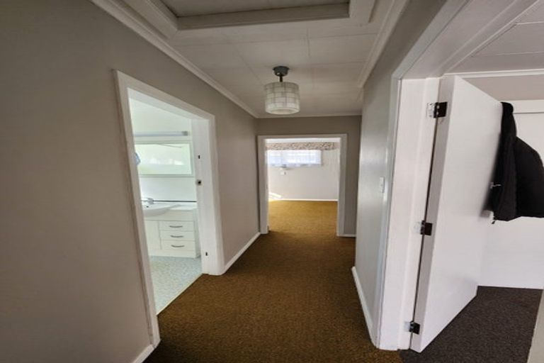 Photo of property in 1/6 Moeraki Road, Maoribank, Upper Hutt, 5018