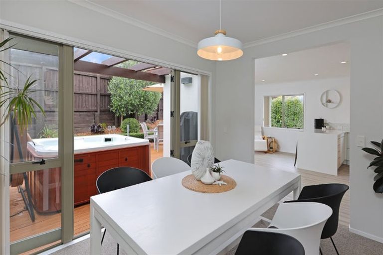 Photo of property in 22 Graven Court, Henderson, Auckland, 0612