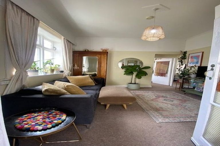 Photo of property in 8 Rixon Grove, Mount Victoria, Wellington, 6011