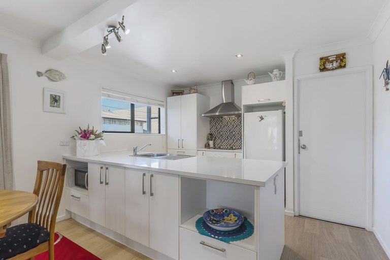 Photo of property in 1/52 Florence Avenue, Orewa, 0931