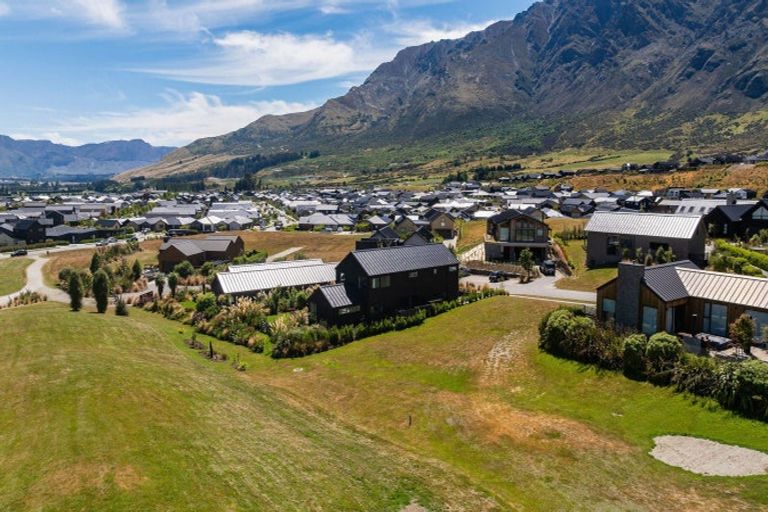 Photo of property in 33 Cunninghams Drive, Jacks Point, Queenstown, 9371