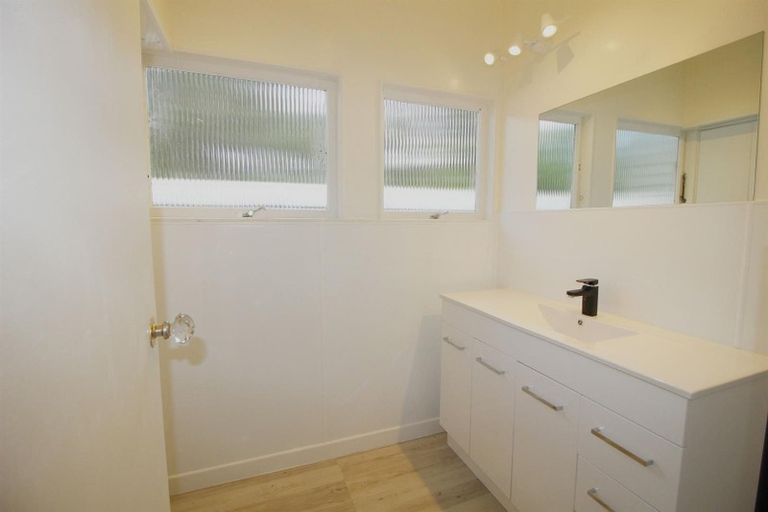 Photo of property in 208 Godley Road, Titirangi, Auckland, 0604