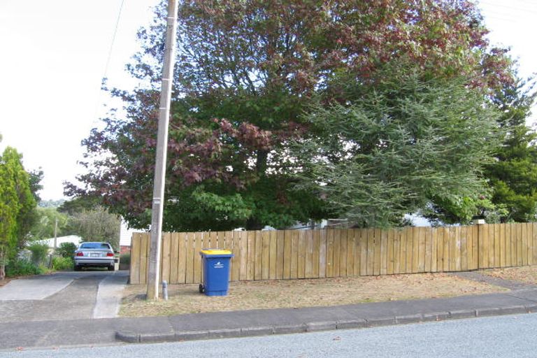 Photo of property in 16 Tauhara Street, Green Bay, Auckland, 0604